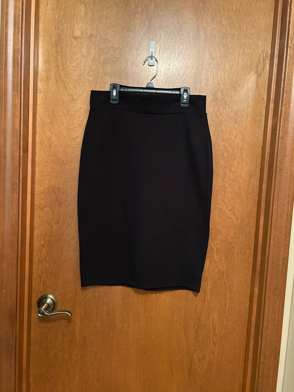 NEW w/out tags. Classic Black stretch pull on midi Pencil Skirt  size M